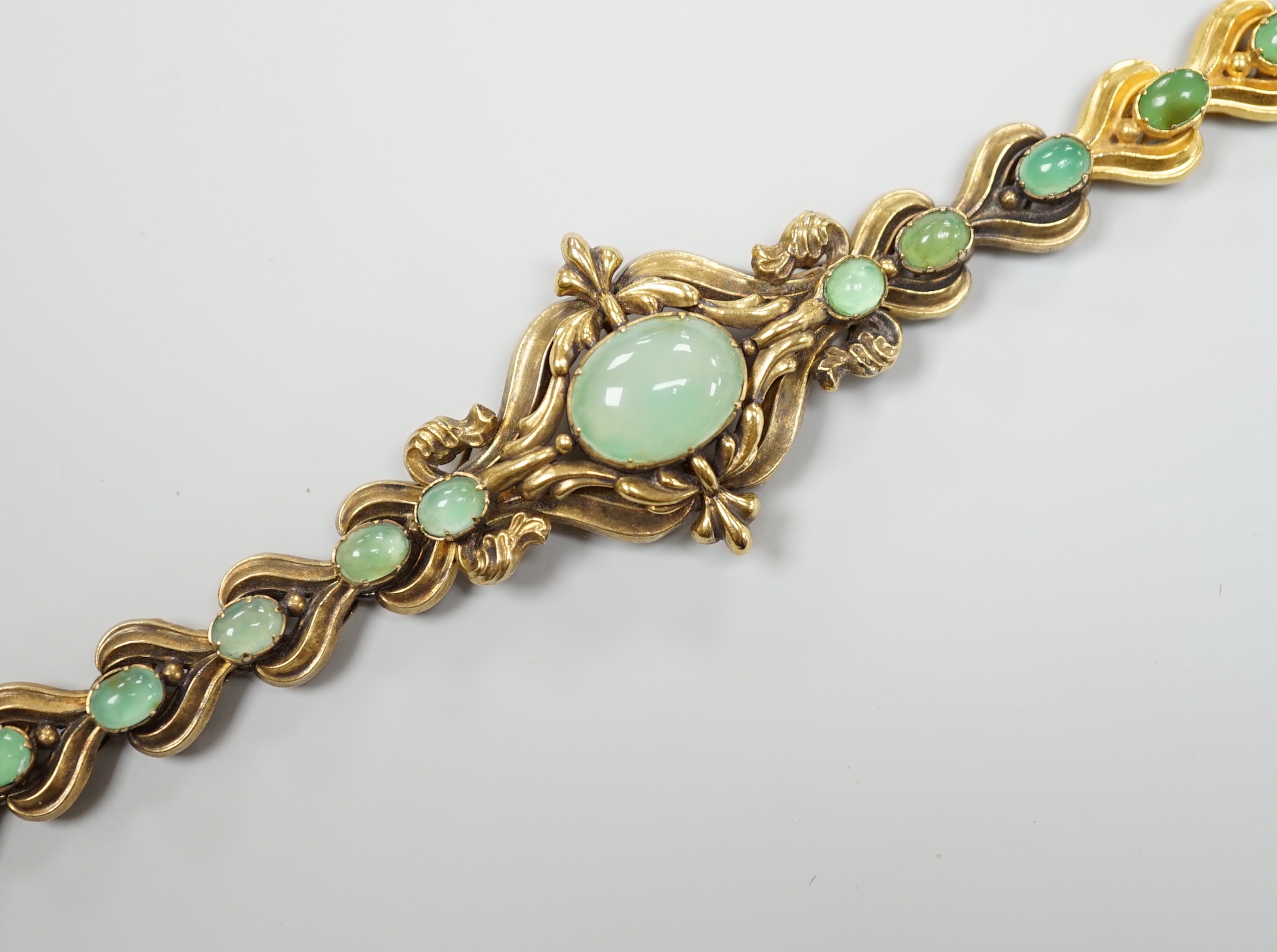 An early to mid 20th century continental yellow metal seventeen stone cabochon chrysoprase? set bracelet, 16.3cm